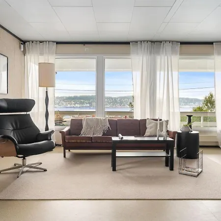 Tomasjord Home, The Floor